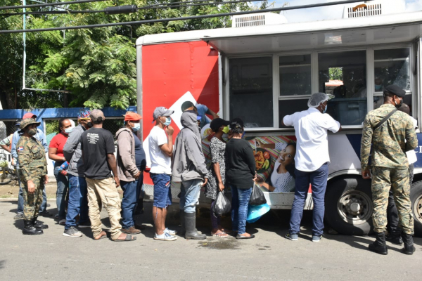 Los Comedores Económicos del Estado, con cinco cocinas móviles, penetran a los barrios más vulnerables de Santiago.
