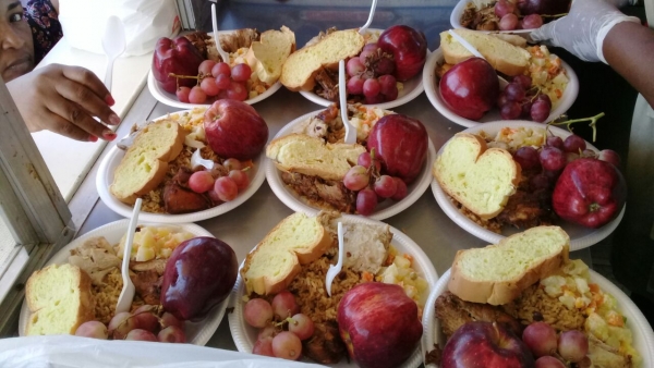 Comedores Económicos entrega cajas navideñas en bateyes de Barahona; realiza almuerzo popular