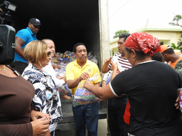 Gobierno distribuye alimentos crudos y cocidos en San Pedro de Macorís; También miles de botellas de agua potable