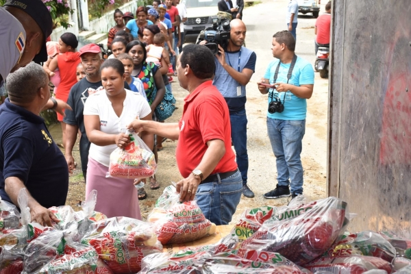 Comedores Económicos distribuye alimentos crudos y cocidos A afectados por lluvias en San Cristóbal