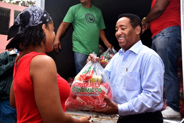 Gobierno distribuye alimentos en Alma Rosa II
