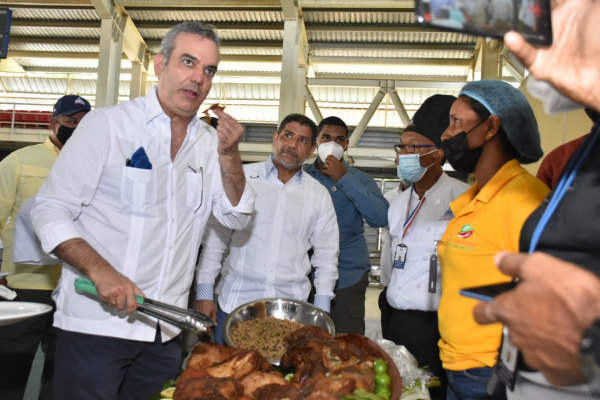 En almuerzo con comunitarios de Azua presidente Abinader degusta un rico cerdo asado